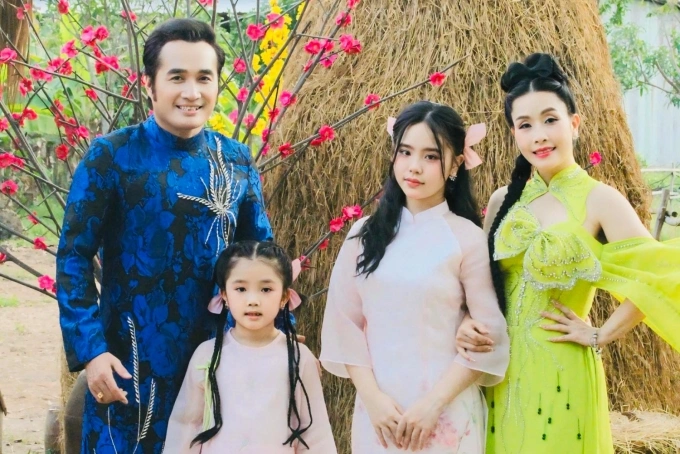 Vợ chồng Kiều Oanh - Hoàng Nhất bên hai con. Ảnh: Nhân vật cung cấp