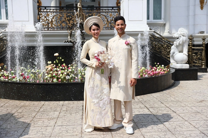 Áo dài cưới dệt bằng tơ sen của fashionista Tiên Nguyễn