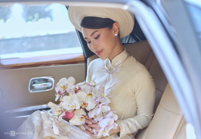 Bó hoa cưới của cô dâu làm bằng hoa lan. Ảnh: Quỳnh Trần
