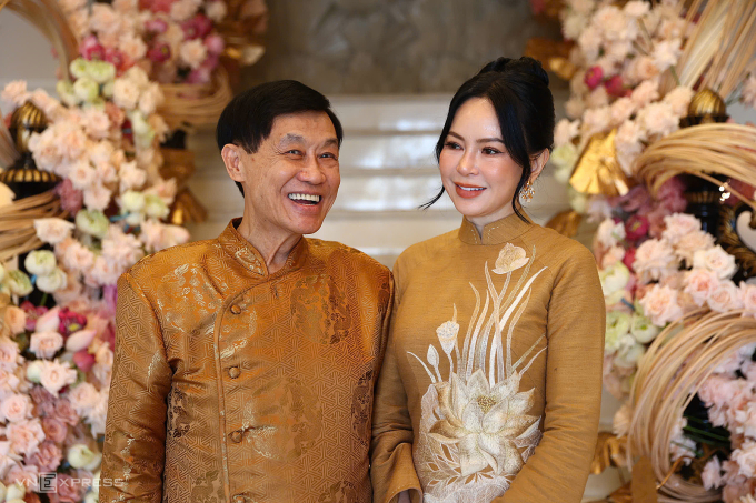 Doanh nhân Johnathan Hạnh Nguyễn và vợ - diễn viên Thủy Tiên trong lễ cưới con gái. Ảnh: Quỳnh Trần