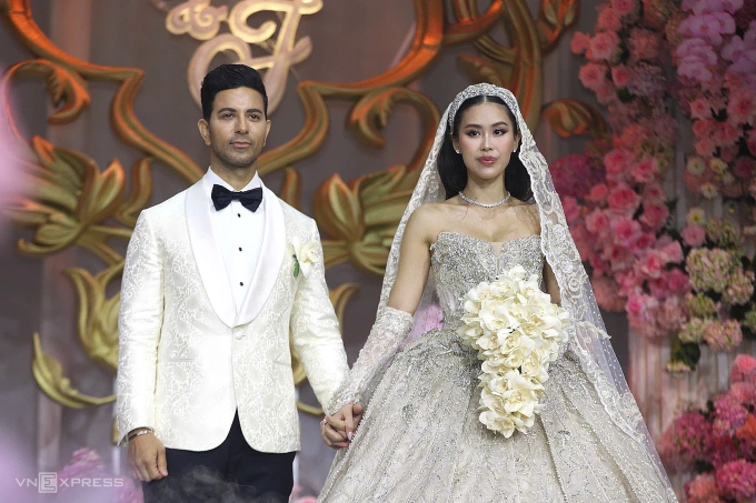 Vợ chồng Tiên Nguyễn trên sân khấu làm lễ. Ảnh: Quỳnh Trần