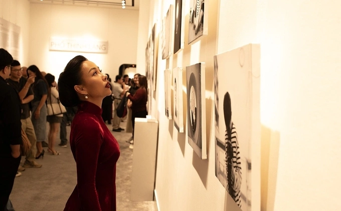 Ca sĩ Thảo Trang trong buổi khai mạc triển lãm vào ngày 6/12. Ảnh: Đại Ngô