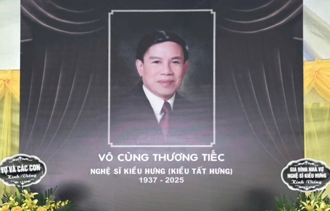 Di ảnh nghệ sĩ Kiều Hưng. Ông tên đầy đủ là Kiều Tất Hưng, qua đời hôm 4/11 ở Bệnh viện Vivantes Friedrichshain, Berlin, Đức, sau thời gian suy giảm sức khỏe do tai biến.