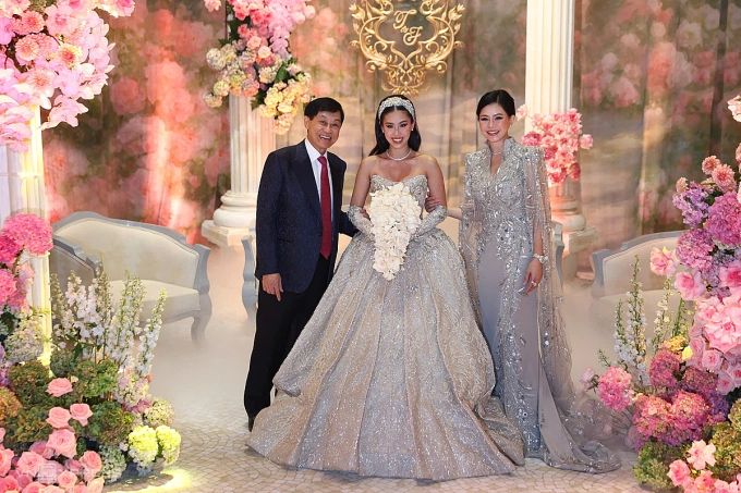 Cựu diễn viên Thủy Tiên bên chồng và con gái ở tiệc cưới. Ảnh: Quỳnh Trần