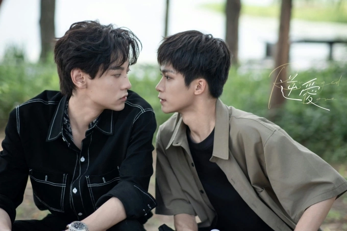 Tạo hình hai nhân vật chính phim Nghịch ái. Ảnh: Weibo