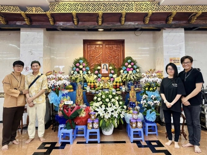 Diễn viên Hòa Hiệp, Hữu Tiến (từ trái qua) cùng bạn bè dự lễ. Ảnh: Nhân vật cung cấp