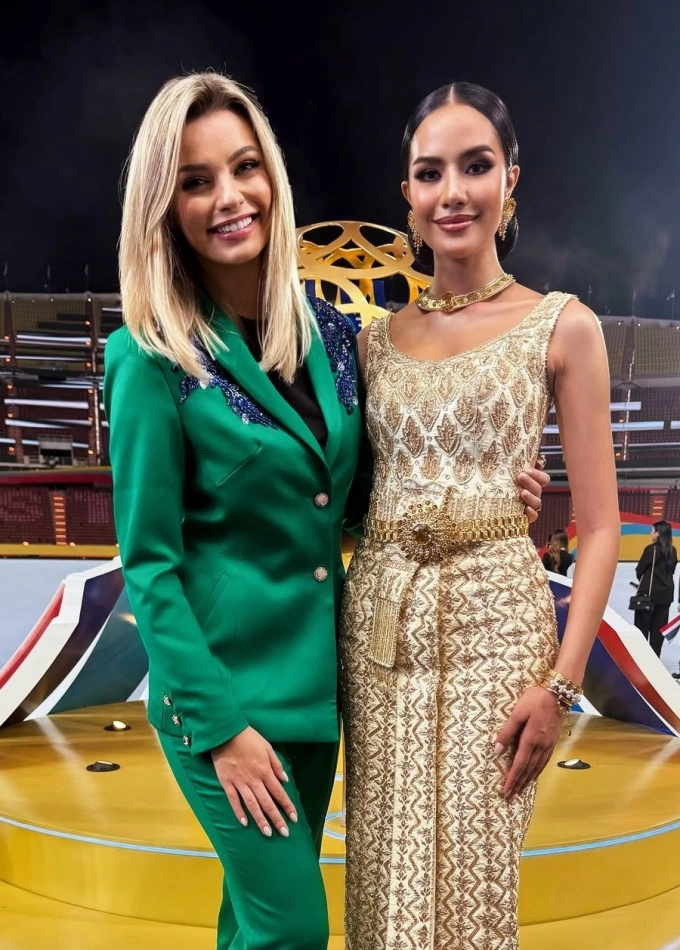 Opal Suchata gặp gỡ Karolina Bielawska - Hoa hậu Thế giới lần thứ 70 - tại hậu trường sự kiện. Karolina đã bay từ Ba Lan sang Thái Lan để ủng hộ Opal. Ảnh: Miss World