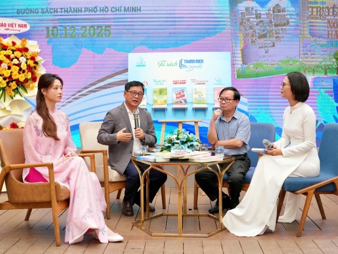 (Từ trái qua) Hoa hậu Lương Thùy Linh, giám đốc Lê Hoàng và nhà văn Nguyễn Nhật Ánh trao đổi về phát triển văn hóa đọc trong khuôn khổ lễ ra mắt Tủ sách Thanh Niên. Ảnh: BTC cung cấp