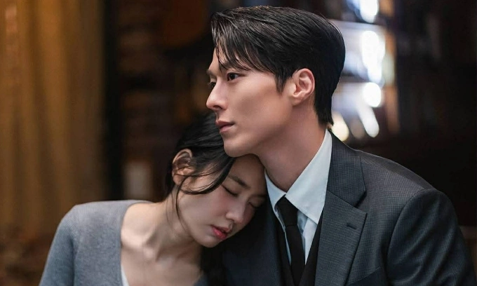 Diễn viên Ahn Eun Jin (trái) và Kang Ki Yong trong Dynamite Kiss. Ảnh: SBS