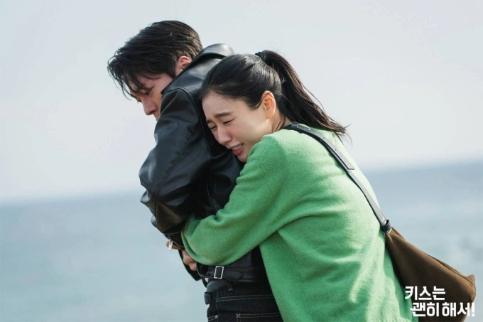 Phân cảnh hài hước giữa hai nhân vật chính trong Dynamite Kiss, mở đầu cho chuỗi cảm xúc của bộ phim. Ảnh: SBS