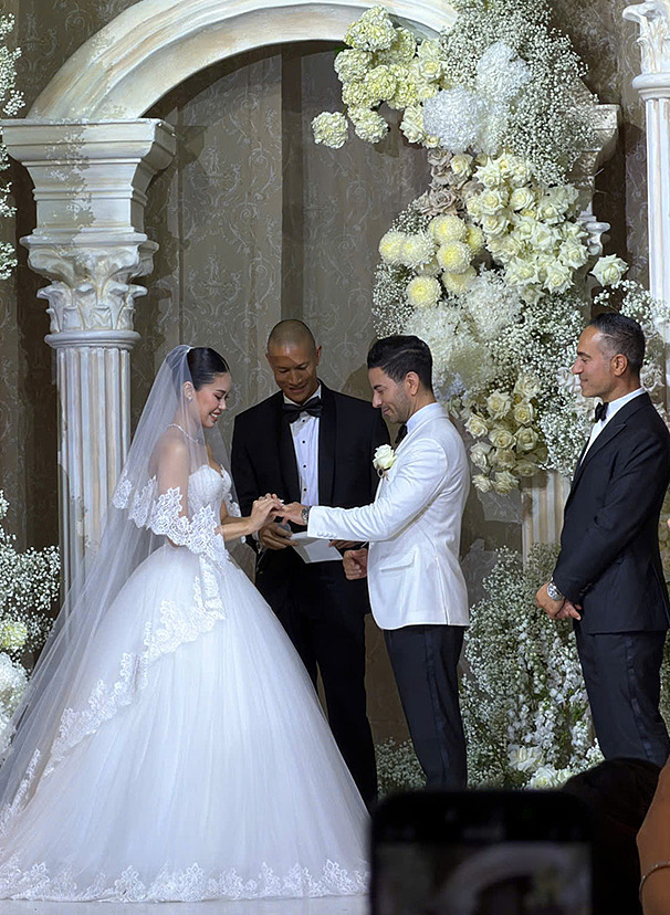 Cô dâu chú rể trao nhẫn cưới. Ảnh: Đinh Phương Ánh