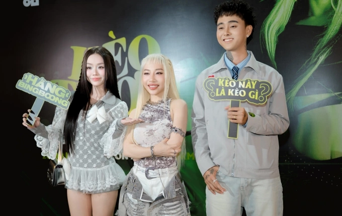 Vợ chồng Đạt G chúc mừng Hằng BingBoong (giữa) trở lại với âm nhạc. Ảnh: Êkíp nhân vật cung cấp