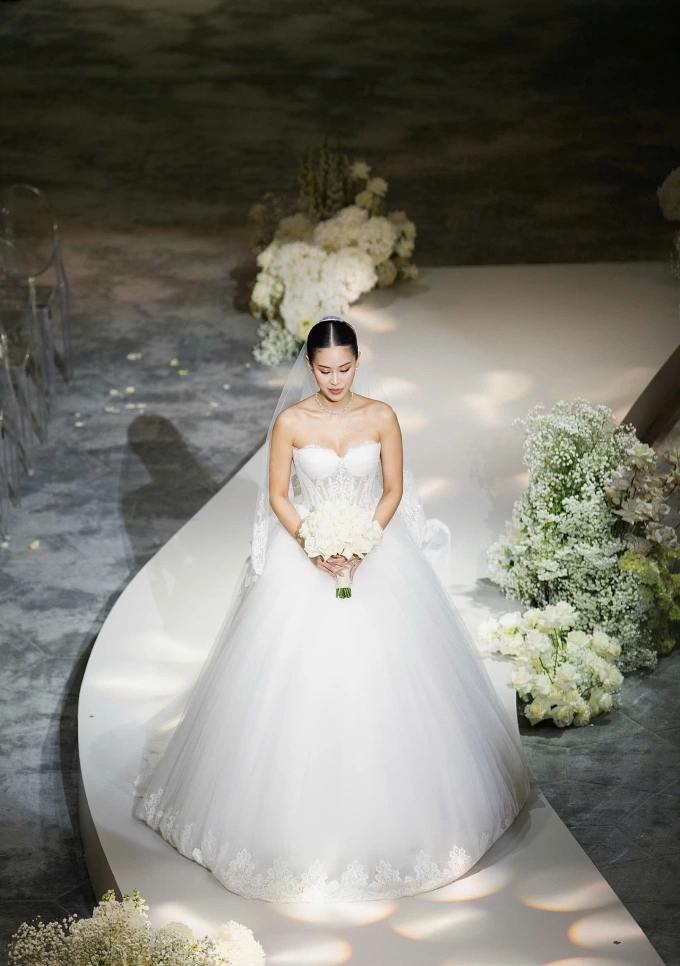 Tiên Nguyễn trong chiếc váy của thương hiệu Miss Sohee. Ảnh: Mạnh Bi