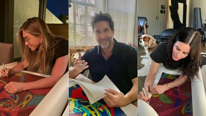 Từ trái qua: Jennifer Aniston, David Schwimmer và Courteney Cox ký tên lên một số lượng tranh nhất định. Ảnh: Matthew Perry Foundation