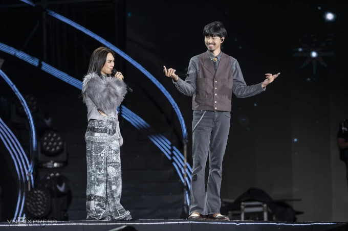 Mỹ Tâm và Đen Vâu trong concert. Ảnh: Giang Huy