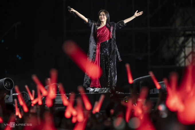 Mỹ Tâm cùng khán giả hát Cây đàn sinh viên. Ảnh: Giang Huy