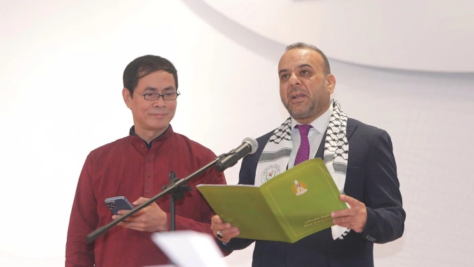 Nhà thơ Murad Sudani phát biểu ở sự kiện, nhà thơ Hữu Việt đảm nhận vai trò phiên dịch. Ảnh: Khiếu Minh