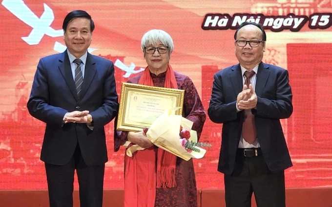 Nhà văn Trần Thị Trường (giữa) ở lễ trao giải sáng 15/12. Ảnh: Thúy Tình
