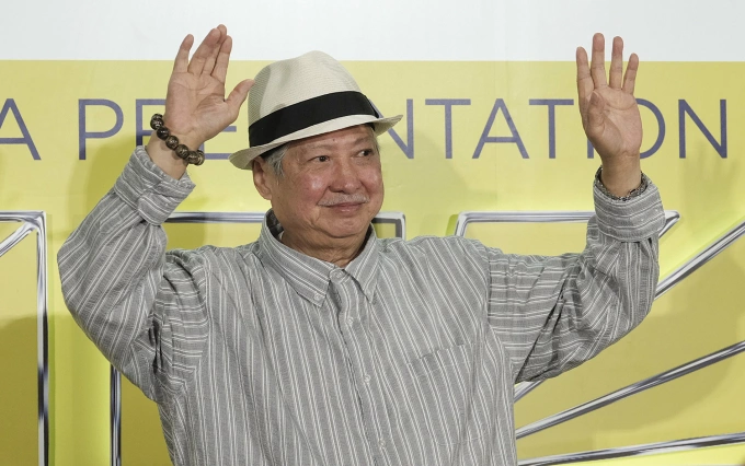 Nghệ sĩ Hồng Kim Bảo chào khán giả khi dự khai mạc Gala phim Hong Kong tại TP HCM, tháng 11. Ảnh: Lê Quang Nhật