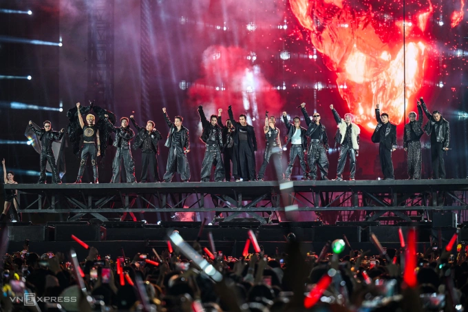 Các anh tài biểu diễn trên bàn nâng sân khấu. Ảnh: Giang Huy