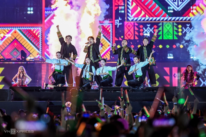 Tiết mục Chiếc khăn piêu, Inh lả ơi, Đỉnh nóc kịch trần. Ảnh: Giang Huy