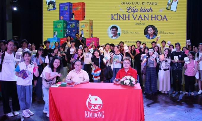 Nhà văn Nguyễn Nhật Ánh (ngồi, áo sơ mi) cùng độc giả chụp ảnh lưu niệm. Ảnh: Ban tổ chức cung cấp