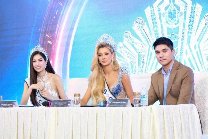 Yolina Lindquist cùng Á hậu Chelsea Fernandez (trái) và ông Trần Việt Bảo Hoàng tham gia hoạt động đầu tiên sau chung kết, ngày 21/12 ở TP HCM.