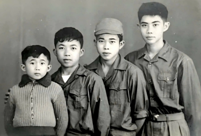 Từ trái sang: Trần Dũng Trọng - Trần Dũng Trình - Trần Dũng Triệu - Trần Dũng Trí, bốn con trai của giáo sư Trần Đại Nghĩa thời thanh thiếu niên. Ảnh: Gia đình cung cấp