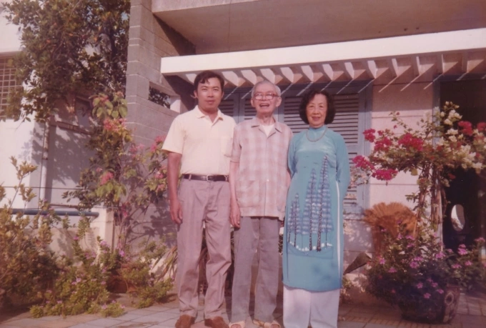 Ông Trần Dũng Trình bên cha mẹ vào tháng 9/1996. Ảnh: Gia đình cung cấp
