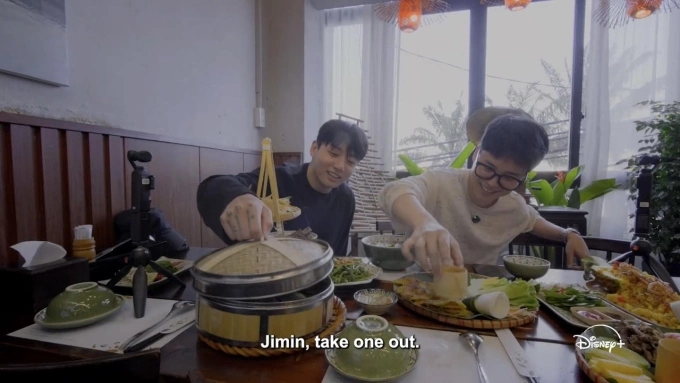Jimin, Jungkook gọi bàn đồ ăn đầy ắp. Ảnh: Disney+