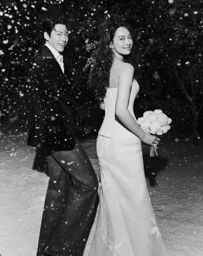 Vợ chồng Shin Min Ah chụp hình cưới ngày Seoul đón trận tuyết đầu mùa. Ảnh: MK