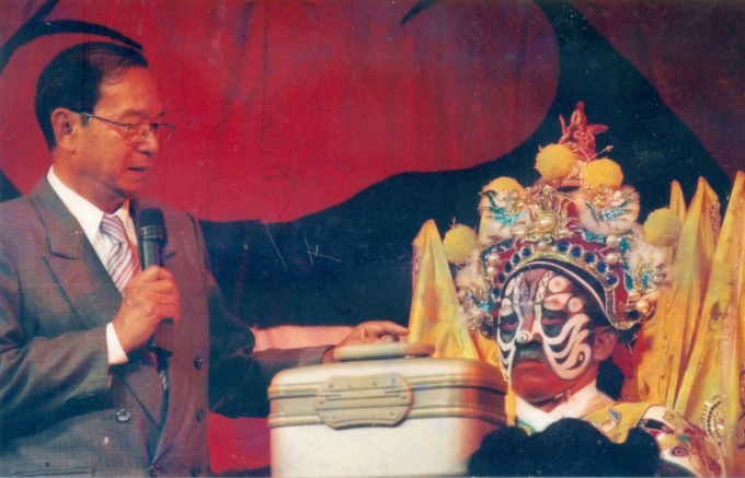 Nghệ sĩ Đinh Bằng Phi trong một buổi trò chuyện về hát bội. Ảnh: Thanh Hiệp