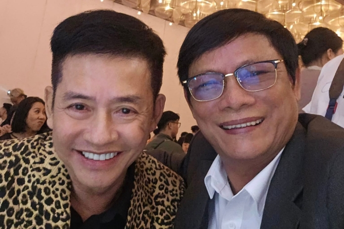 Nghệ sĩ Tấn Beo bên đàn anh - diễn viên Tấn Hoàng tại tiệc cưới. Ảnh: Nhân vật cung cấp