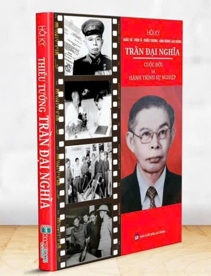 Ấn phẩm dày 240 trang, do NXB Lao Động và HanoiBooks phát hành. Ảnh: NXB cung cấp