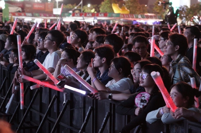 Khán giả nán lại đến 12h xem các nghệ sĩ trình diễn. Ảnh: Đức Nam