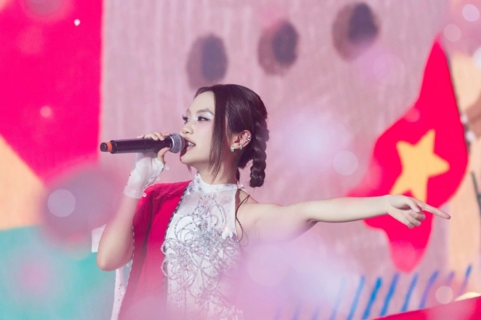 Phương Mỹ Chi trong tiết mục Nhà tôi có treo một lá cờ (DTAP sáng tác) - ca khúc cô trình diễn lần đầu