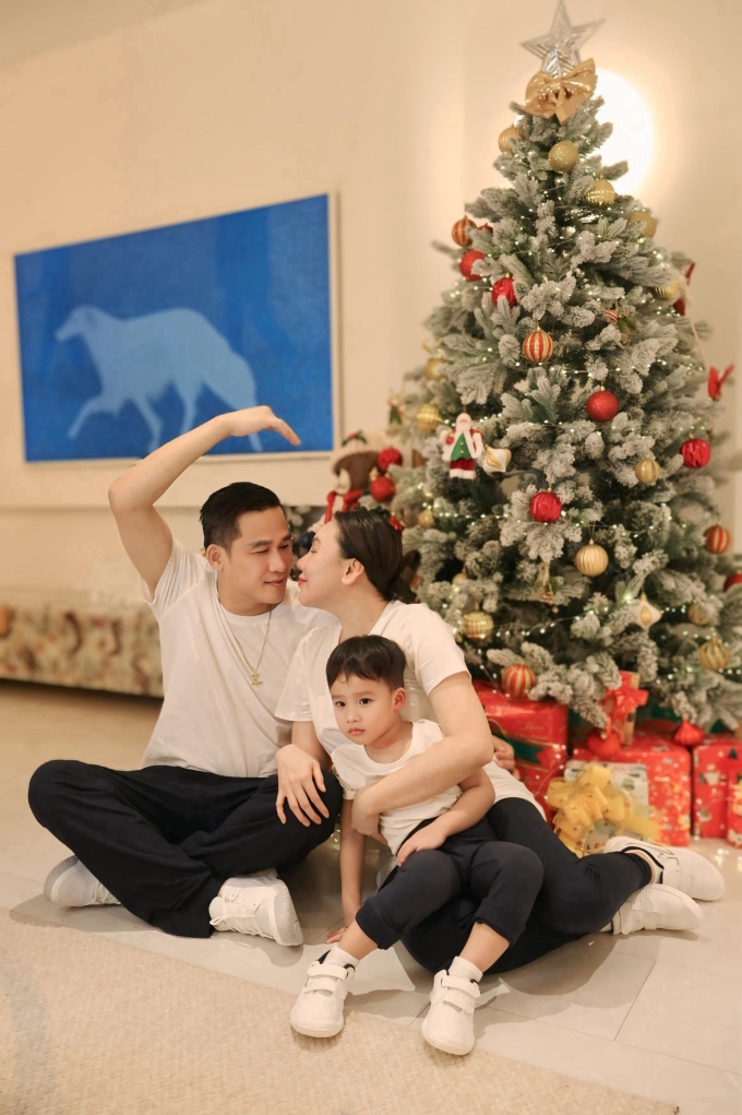 Vợ chồng Hồ Quỳnh Hương bên con trai dịp Giáng sinh 2025.