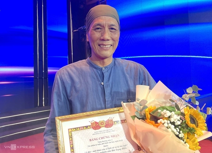 Nhà nghiên cứu âm nhạc Bùi Trọng Hiền, 59 tuổi, nguyên là giảng viên dạy các môn Nhạc lý cơ bản và âm nhạc dân tộc cổ truyền Việt Nam tại Học viện âm nhạc Quốc gia Việt Nam. Từ năm 1996 đến nay, ông công tác Viện Văn hóa Nghệ thuật Quốc gia Việt Nam. Ông có nhiều cống hiến cho việc phục dựng và nghiên cứu chuyên sâu âm nhạc cổ truyền Việt Nam. Ảnh: Phương Linh