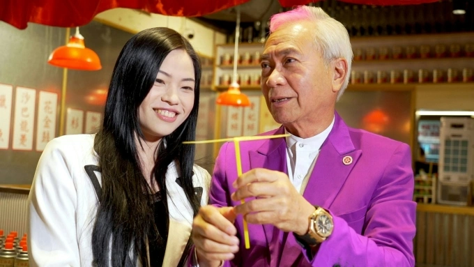 Ông Lý Long Cơ từng nhiều lần đưa Vương Thanh Hà tham gia sự kiện giải trí, gặp bạn bè nghệ sĩ của ông. Ảnh: HK01