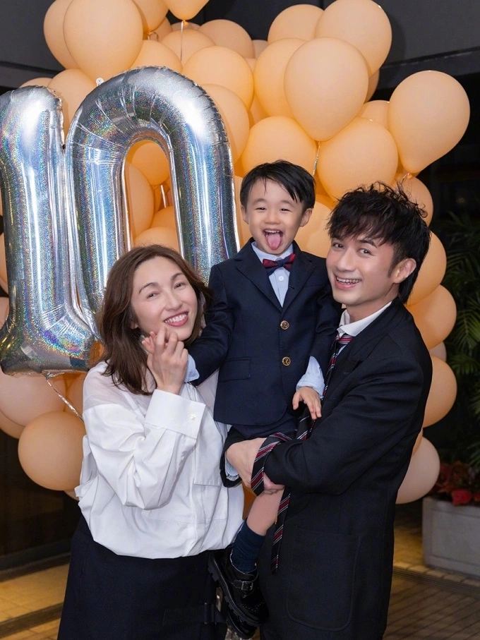 Vợ chồng Cổ Cự Cơ và Kuson, Trần Vận Tình sinh năm 1968, hơn chồng 4 tuổi. Ảnh: Weibo