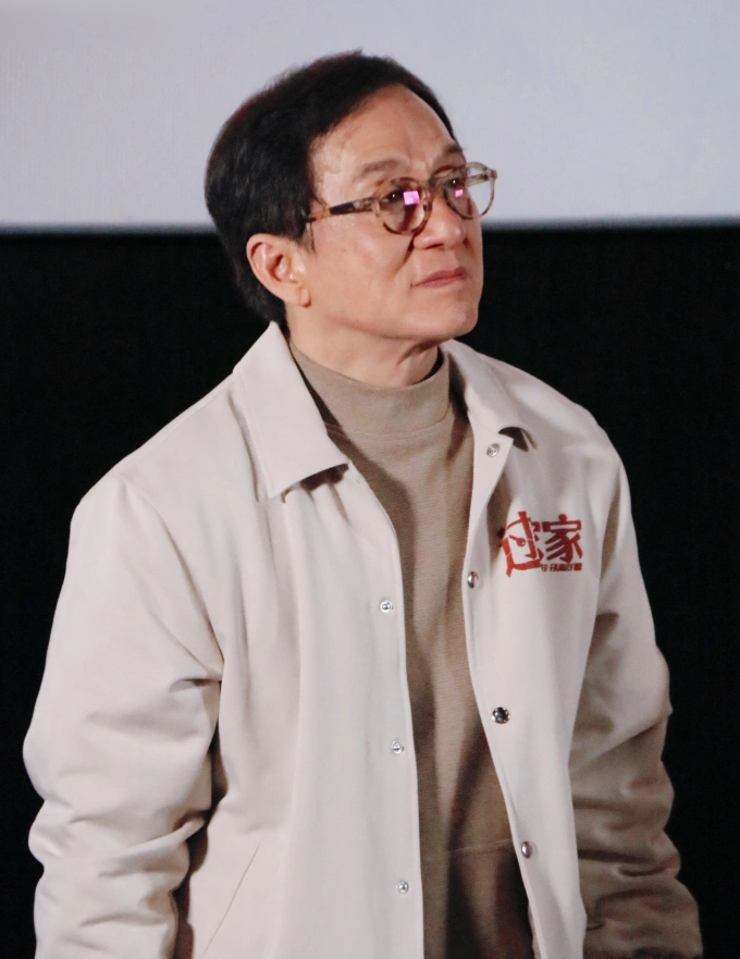 Thành Long, 72 tuổi, quảng bá phim về ứng xử trong gia đình. Ảnh: Mtime