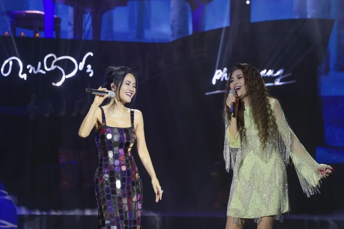 Ca sĩ Hồng Nhung (trái) và Ngọc Anh 3A.