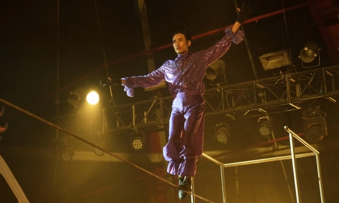 Kiều Minh Tuấn vượt nỗi sợ độ cao để tập xiếc thăng bằng trên dây. Ảnh: Lương Vy