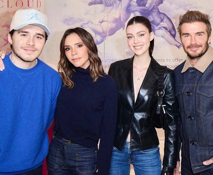 Vợ chồng David Beckham dự buổi ra mắt thương hiệu xốt ớt của con trai hồi tháng 10/2024. Từ trái qua: Brooklyn, Victoria, Nicola và David. Ảnh: Instagram/ David Beckham