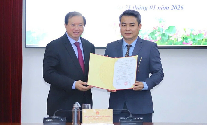 Thứ trưởng Bộ Văn hóa Thể thao và Du lịch Tạ Quang Đông trao quyết định cho nghệ sĩ Trịnh Mai Nguyên. Ảnh: Nhà hát Kịch Việt Nam