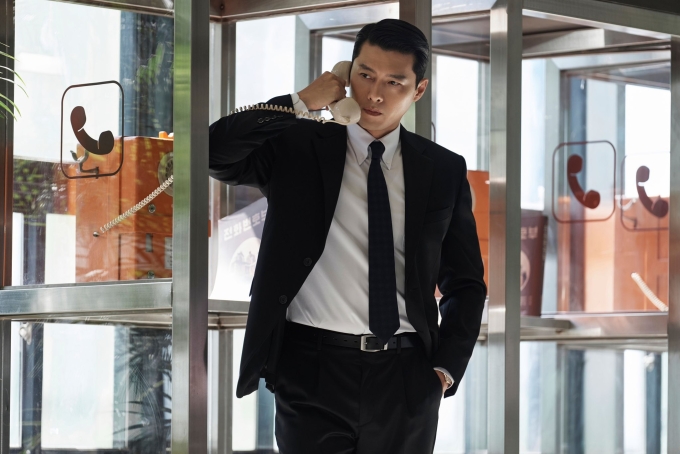 Tạo hình của Hyun Bin trong phim Made in Korea. Ảnh: Disney+