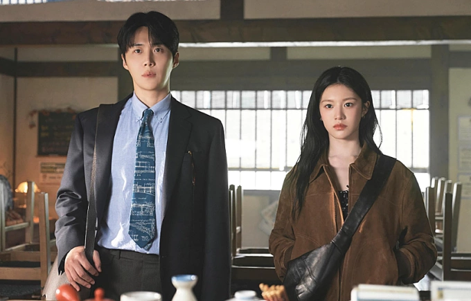 Kim Seon Ho (trái) và Go Yoon Jung trong phim. Ảnh: Netflix