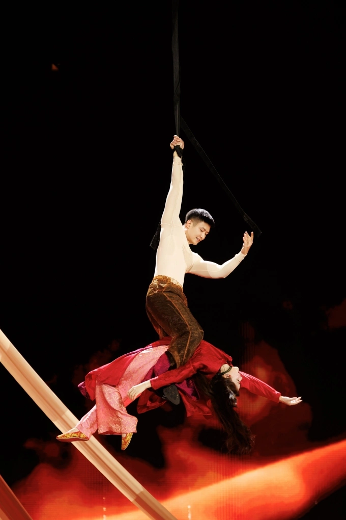 Động tác nằm thăng bằng để bạn diễn giữ bằng chân khiến người xem thót tim của Hòa Minzy. Ảnh: Êkíp nhân vật cung cấp