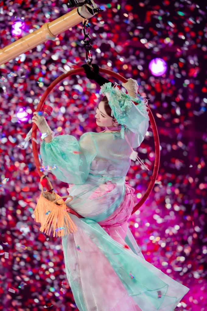 Hòa Minzy ngồi vòng đu trong tiết mục Thị Màu. Ảnh: Ban tổ chức cung cấp
