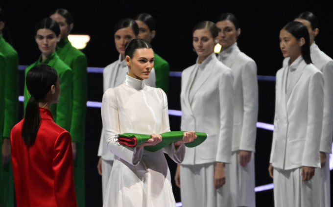 Siêu mẫu Vittoria Ceretti trong phần nghi lễ tại Olympic mùa đông 2026. Ảnh: AFP/The Yomiuri Shimbun